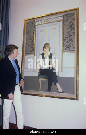 Künstler Bryan Organ mit seinem Gemälde von Lady Diana Spencer in der National Portrait Gallery in London. Es ist das erste offizielle Porträt des Verlobten von Prinz Charles, das in Auftrag gegeben wurde. Stockfoto