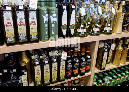 Miami Florida, Delicias de Espana 2, spanischer Gourmet-Lebensmittelmarkt, Innenausstattung, Regale, Verkauf, Olivenöl, konkurrierende Marken, FL160516038 Stockfoto