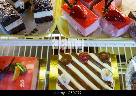 Miami Florida, Delicias de Espana 2, spanischer Gourmet-Lebensmittelmarkt, innen, Regale in Regalen, Verkauf, Waren, Dessert, Gebäck, Süßigkeiten, Besucher Stockfoto