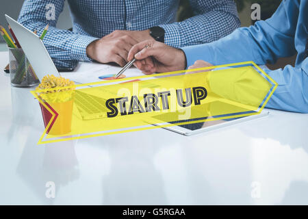 BUSINESS OFFICE Start-Up-TEAMWORK BRAINSTORMING Konzept arbeiten Stockfoto