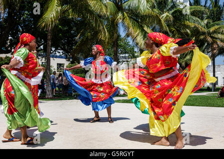 Miami Florida Beach haitianische Frau Tänzer Kostüm outfit ...