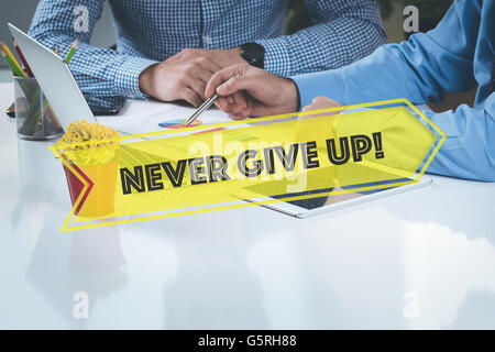 Unternehmen arbeiten Büro nie aufgeben! TEAMARBEIT-BRAINSTORMING-KONZEPT Stockfoto