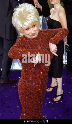 Die Schauspielerin Barbara Windsor kommt zum vierten Mal im BBC Television Centre in London zu den British Soap Awards. Die Zeremonie wird von Matthew Kelly veranstaltet. Stockfoto