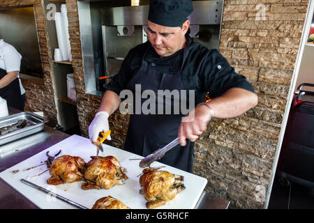 Miami Florida, La Granja Downtown, Restaurant Restaurants Essen Essen Essen Essen Essen gehen Cafe Cafés Bistro, peruanisches Essen, Grillhähnchen, Koch, arbeitet, w Stockfoto