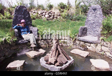 Während der Vorbereitungen für die Chelsea Flower Show im Royal Hospital, London, sitzt die Designerin Mary Reynolds aus Wexford, Irland, in ihrem Celtic Sanctuary Stand. Stockfoto