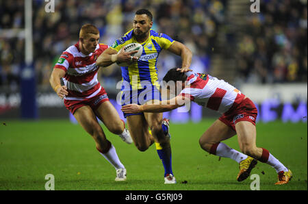 Ryan Atkins von Warrington Wolves wird von den Wigan Warriors Jack Hughes (lerft) und Matty Smith während des Super League-Spiels im DW Stadium, Wigan, angegangen. Stockfoto