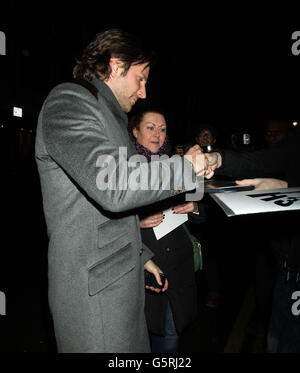 Bradley Cooper signiert Autogramme bei der Ankunft für das Silver Linings Playbook/Grey Goose Dinner - in Aid of Charity MIND - im Little House Mayfair im Zentrum von London. Stockfoto