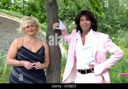 Laurence Llewelyn Bowen und seine Frau Jackie bei der Chelsea Flower Show in London. Stockfoto