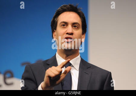 Der Vorsitzende der Labour Party Ed Miliband hält eine Rede zum Thema "Aufbau einer Nation" während der Labour Local Government Conference 2013 im East Midlands Conference Center, University Park, Nottingham. Stockfoto