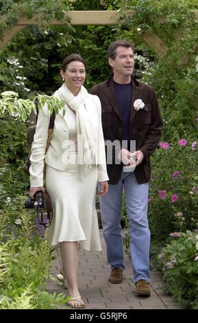 Der James-Bond-Schauspieler Pierce Brosnan und seine Frau Keely Shaye-Smith besuchen die Chelsea Flower Show in London. Stockfoto
