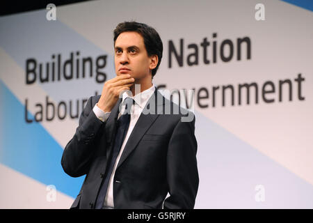 Der Vorsitzende der Labour Party Ed Miliband hält eine Rede zum Thema "Aufbau einer Nation" während der Labour Local Government Conference 2013 im East Midlands Conference Center, University Park, Nottingham. Stockfoto