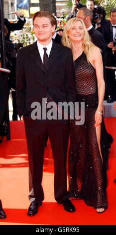 Cameron Diaz und Leonardo DiCaprio kommen zur Premiere von Martin Scorseses neuestem Film 'Gangs of New York' im Palais des Festival am 20. Mai 2002 während des 55. Filmfestivals in Cannes. Stockfoto