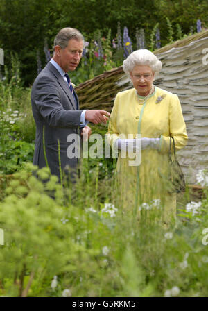 Queen Elizabeth II. Und der Prinz von Wales sehen sich den „Healing Garden“ an, der von The Prince in Zusammenarbeit mit dem Designer Jinny Blom entworfen wurde, um die verstorbene Königin Elizabeth, die Königin Mutter, auf der Chelsea Flower Show in London zu ehren. Stockfoto