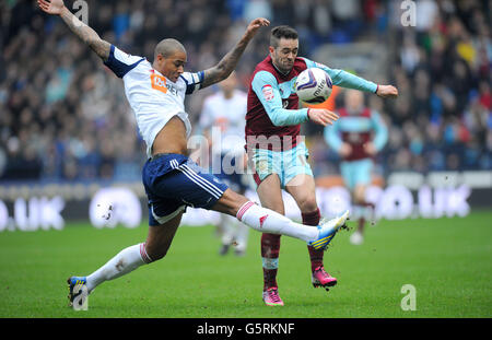 Burnleys Danny ings kämpft mit Bolton Wanderers Zat Knight während des npower Football League Championship-Spiels im Reebok Stadium, Bolton, um den Ball. Stockfoto