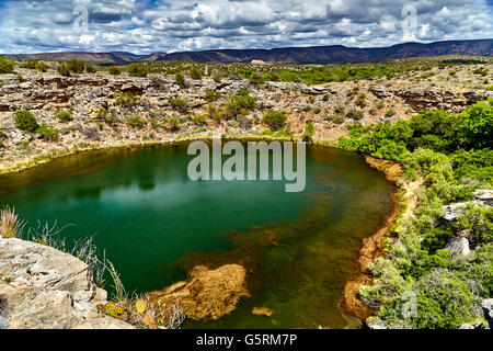 Natürliche Spüle Loch in Kalkstein in den Südwesten der USA von der alten Sinagua mit Klippenwohnungen auf der Seite der Cli verwendet Stockfoto