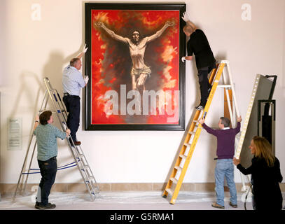 Mitarbeiter des Glasgow Museums stellten ein Gemälde des berühmten schottischen Künstlers Peter Howson auf, das die Kreuzigung Christi darstellt. Stockfoto