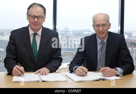 Vincent de Rivaz, Chief Executive von EDF Energy (links), trifft sich mit David Higgins, Chief Executive von Network Rail, am Hauptsitz von Network Rail in Nord-London. Network Rail hat EDF Energy einen zehn-Jahres-Vertrag für die Lieferung von kohlenstoffarmer Elektrizität zur Stromversorgung des wachsenden elektrifizierten britischen Schienennetzes zugesprochen. Stockfoto