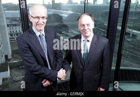 Vincent de Rivaz, Chief Executive von EDF Energy (rechts), trifft sich mit David Higgins, Chief Executive von Network Rail, am Hauptsitz von Network Rail in Nord-London. Network Rail hat EDF Energy einen zehn-Jahres-Vertrag für die Lieferung von kohlenstoffarmer Elektrizität zur Stromversorgung des wachsenden elektrifizierten britischen Schienennetzes zugesprochen. Stockfoto