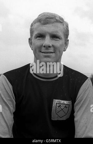 24. FEBRUAR: An diesem Tag im Jahr 1993 starb der ehemalige englische Fußballkapitän Bobby Moore. Bobby Moore, West Ham-Spieler und Mitglied der englischen WM-Mannschaft. Stockfoto