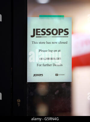 Ein Schild an der Tür eines Jessops-Fotoshops in Birmingham, das Kunden darüber informiert, dass es nun geschlossen ist. Stockfoto