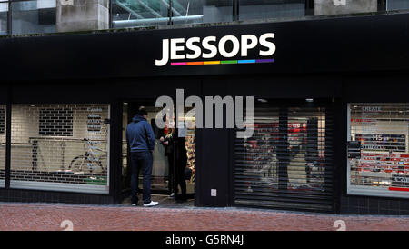 Kunden sammeln heute Abzüge vor der Tür eines Jessop's Camera Shops in Birmingham, da die Kamera-Kette geschlossen werden soll. Stockfoto