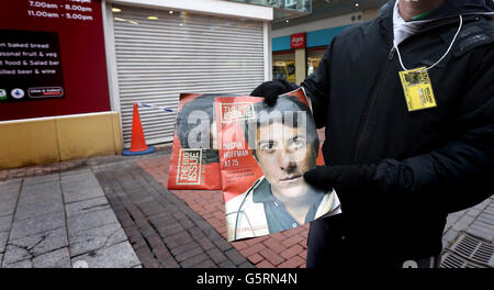 Ein großer Verkäufer außerhalb von Sainsbury's in der Union St., Birmingham, wo zwei Männer in unmittelbarer Nähe erstochen wurden. Stockfoto