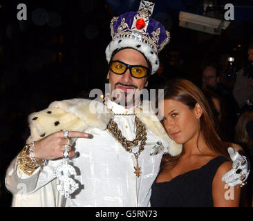 Sacha Baron Cohen aka Ali G und die Schauspielerin Rhona Mitra kommen zur Premiere von Ali G InDaHouse im Empire Cinema am Londoner Leicester Square an. Stockfoto