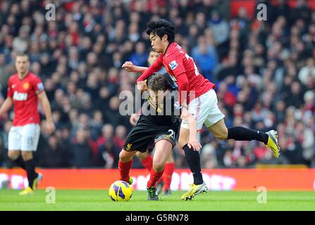 Liverpools Leiva Lucas (links) und Shinji Kagawa von Manchester United (rechts) Kampf um den Ball Stockfoto