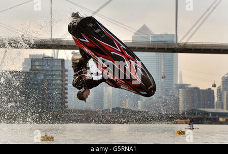 Jack Moule (18), der britische Jetski-Meister im freien Stil auf Amateur- und Profiebene, unterhält die Menge mit seinen Tricks auf der London Boat Show im Excel-Center in den Docklands im Osten Londons. DRÜCKEN SIE VERBANDSFOTO. Bilddatum: Sonntag, 13. Januar 2013. Das Foto sollte lauten: John Stillwell/PA Wire Stockfoto