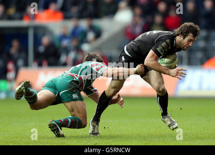 Rugby Union - Heineken Cup - Pool zwei - Ospreys gegen Leicester Tigers - Liberty Stadium. Der Fischadler Andrew Bishop wird von Leicester Anthony Allen während des Heineken Cup Pool Two-Spiels im Liberty Stadium, Swansea, angegangen. Stockfoto