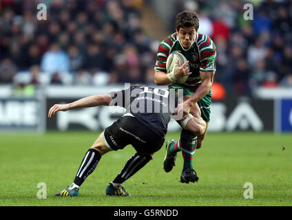 Rugby Union - Heineken Cup - Pool zwei - Ospreys gegen Leicester Tigers - Liberty Stadium. Anthony Allen von Leicester wird von Ospreys Dan Biggar während des Heineken Cup Pool Two-Spiels im Liberty Stadium, Swansea, angegangen. Stockfoto