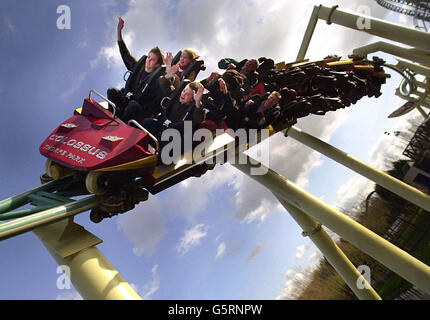 Besucher von Thorpe Park, dem Freizeitpark in Chertsey, Surrey, genießen die erste Fahrt auf dem 'Colossus', der Weltrekord-Achterbahnfahrt mit zehn Schleifen. Die 10 Millionen Fahrt wird Fahrer bei 65 km pro Stunde über 850 Meter verwinkende Strecke zu bringen. 21/07/04: Die den Wirbel in Wirbelwind Romantik und die Geschwindigkeit in Speed-Dating setzen wird. Acht Mädchen und acht Jungs trotzen dem furchteinflößenden 10-Loop-Koloss auf der Suche nach wahrer Liebe im Freizeitpark. Sie werden auch viel mehr sedate Achterbahnen fahren, um zu sehen, ob sie sich anders fühlen. Stockfoto