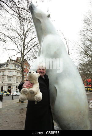 Stanley Johnson, Vater des Bürgermeisters Boris Johnson, während der Enthüllung eines 12 Fuß großen Bronzepolars namens Boris - um eine große britische Kampagne zur Rettung des Eisbären zu starten - auf dem Sloane Square in London. Stockfoto