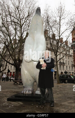 Stanley Johnson, Vater des Bürgermeisters Boris Johnson, während der Enthüllung eines 12 Fuß großen Bronzepolars namens Boris - um eine große britische Kampagne zur Rettung des Eisbären zu starten - auf dem Sloane Square in London. Stockfoto