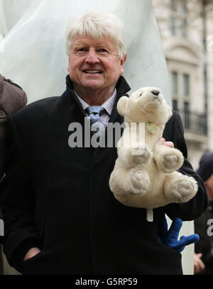 Stanley Johnson, Vater des Bürgermeisters Boris Johnson, während der Enthüllung eines 12 Fuß großen Bronzepolars namens Boris - um eine große britische Kampagne zur Rettung des Eisbären zu starten - auf dem Sloane Square in London. Stockfoto