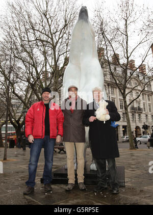 Stanley Johnson (rechts), Vater des Bürgermeisters Boris Johnson, mit dem Bildhauer Adam Binder (Mitte) und dem Polarforscher Jim McNeill während der Enthüllung eines lebensgroßen 12 Fuß großen Bronzepolarbären namens Boris - um eine großbritische Kampagne zur Rettung des Eisbären zu starten - auf dem Sloane Square in London. Stockfoto