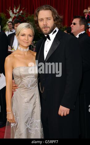 Russell Crowe und seine Freundin Danielle Spencer kommen bei den 74. Annual Academy Awards (Oscars) im Kodak Theater in Hollywood, Los Angeles. Danielles Kleid ist von Giorgio Armani. * 13/3/03: Crowe wird seine langjährige Freundin am 7. April auf seinem Landgut in Australien heiraten, wie es in Sydney angekündigt wurde. Crowes-Publizistin Wendy Day sagte, dass der australische Schauspieler Spencer am 7. April in der Familienkapelle auf seinem Grundstück in New South Wales verV Crowe, der in Neuseeland geboren, aber in Australien aufgewachsen ist, hat in Filmen wie L.A. mitgewirkt Vertraulich, Die Stockfoto