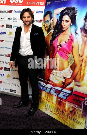 Schauspieler Saif Ali Khan während einer Fotoaufnahme für seinen neuen Bollywood-Film Race 2 im Hippodrome Casino in London. Stockfoto