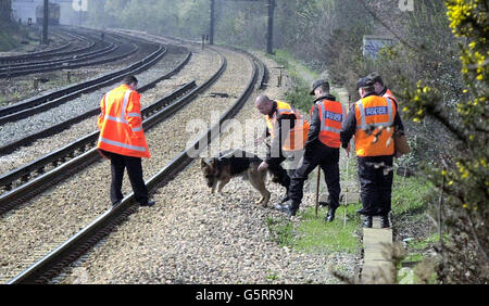 Die Polizei durchsucht die Eisenbahnstrecke in Walton-on-Thames, Surrey, nach dem vermissten Mädchen Amanda Dowler. Mehr als 100 Beamte der Polizei von Surrey kämmten die Straßen, die Eisenbahnlinie und das Land auf der Suche nach Zeichen der 13-jährigen, die den Spitznamen Milly erhielt. * ... die in Walton-on-Thames vermisst wurde, als sie vom Bahnhof nach Hause kam, als sie verschwand. Stockfoto