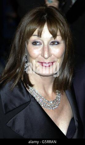 Schauspielerin Anjelica Huston verlässt die Vanity Fair Post Oscars Party im Morton's Restaurant in Los Angeles. Stockfoto