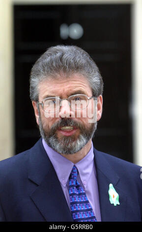 Gerry Adams von Sinn Fein spricht vor Gesprächen mit dem britischen Premierminister Tony Blair in der Downing Street im Zentrum von London mit den Medien. Stockfoto