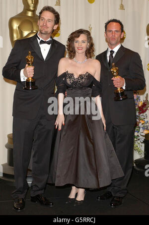 Von links oder rechts: Ray McKinnon, Lisa Blount und Walton Goggins mit ihrem Preis für den besten Live-Action-Shot-Film für den Buchhalter bei den 74. Annual Academy Awards (Oscars) im Kodak Theater in Hollywood, Los Angeles. Stockfoto