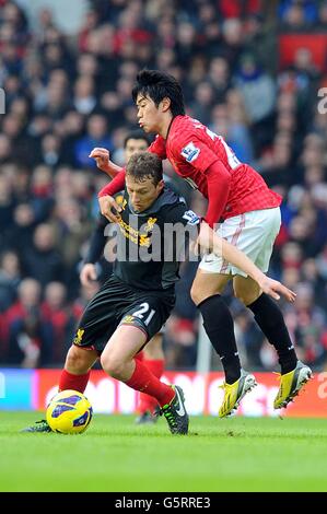 Liverpools Leiva Lucas (links) und Shinji Kagawa von Manchester United (rechts) Kampf um den Ball Stockfoto