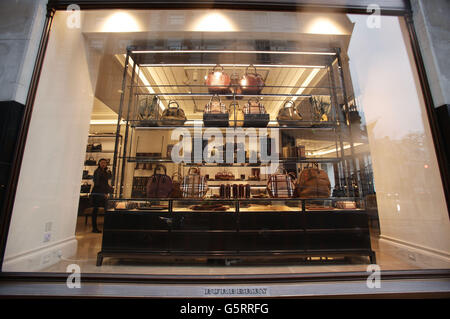 Ein Schaufenster im Flaggschiff Burberry Store in der Regent Street, im Zentrum von London, als sie ihre neuesten Zahlen bekannt gaben, die eine Belebung seit dem Kurseinbruch im September zeigen. Stockfoto