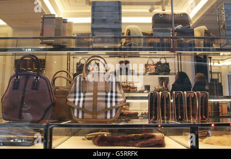 Ein Schaufenster im Flaggschiff Burberry Store in der Regent Street, im Zentrum von London, als sie ihre neuesten Zahlen bekannt gaben, die eine Belebung seit dem Kurseinbruch im September zeigen. Stockfoto