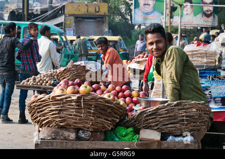 Eine nicht identifizierte indischen Anbieter mit Früchten im Markt Stockfoto