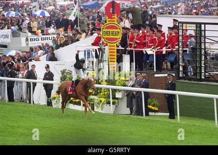 Alan Munro feiert den Gewinn des Ever Ready Derby in Epsom auf "Generous". Stockfoto