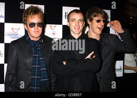 Die schottische Popband Travis, die im Royal Lancaster Hotel in London ankommt, wird für die 95.8 Captital FM Awards 2002 in Aid of Help A London Child ausgezeichnet. Stockfoto