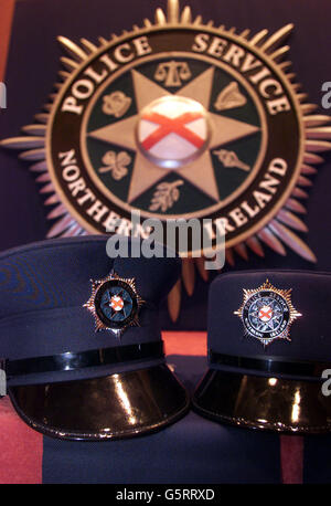 Die Polizei von Nordirland enthüllt ihre neue Uniform und ihr neues Emblem in Belfast. Die Uniform und das Wappen werden am 5. April in ganz Nordirland eingesetzt, dem Tag, an dem die ersten Rekruten für den PSNI-Absolventen in Dienst gestellt werden. * die Beamten tragen ein deutlich abgebildeten Namensschild und nicht die aktuell getragene Polizeinummer. Stockfoto