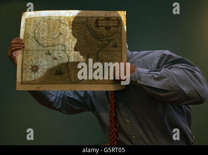 Ein Mitarbeiter besitzt eine Karte von Gerard de Jode Afrika in Edinburgh, um 1570, im Wert von &pound;1,200, die bei einer Auktion von Lyon &amp; Turnbull verkauft wird. Stockfoto